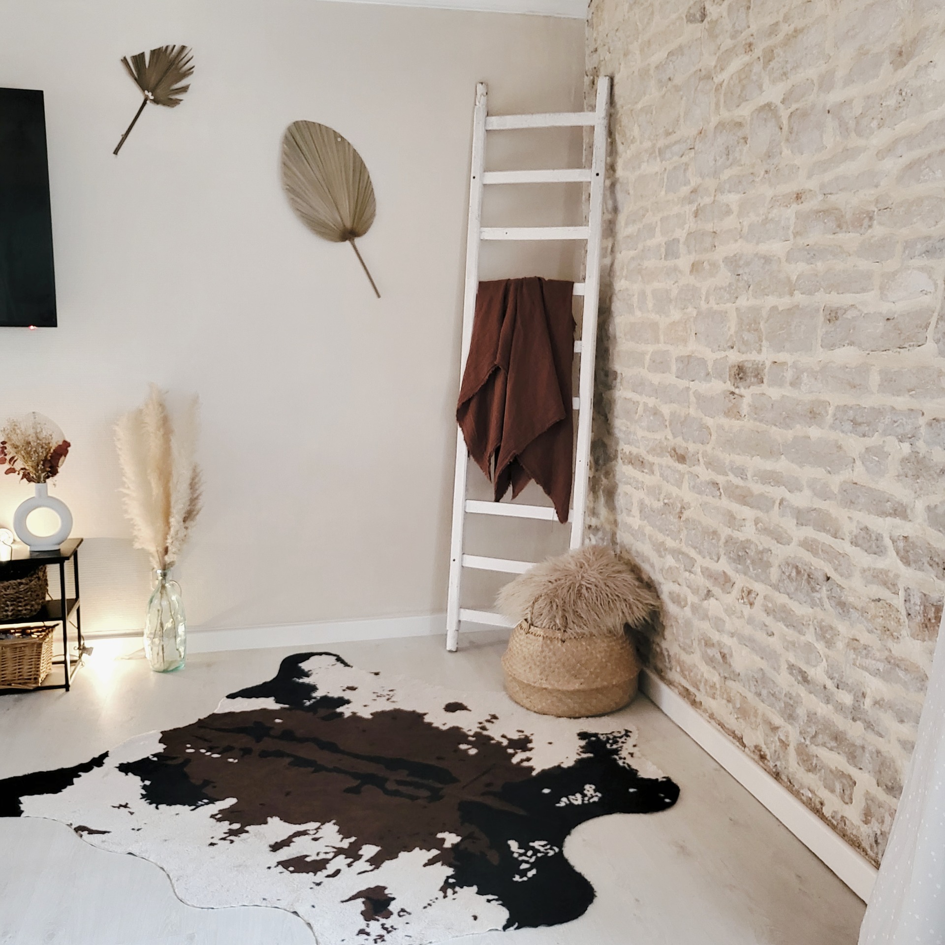 Tapis en peau & Plaid en gaze de coton.